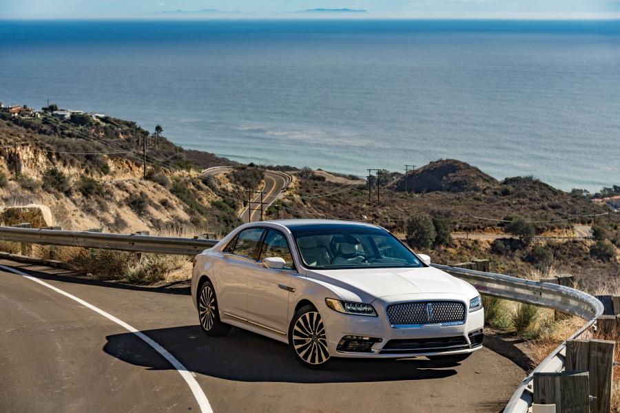  Lincoln Continental Black Label 2017 года  (фото 18 из 27)